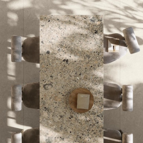 Stół jadalniany w świetle dziennym z powierzchnią ze spieku Ceppo Romano SE12.