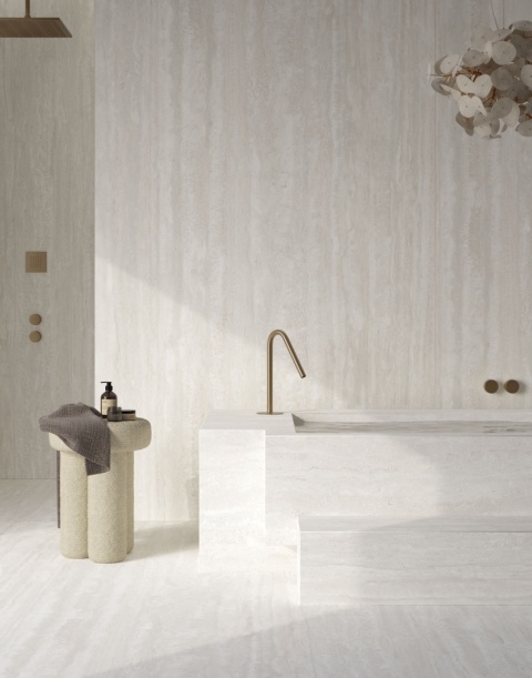Minimalistyczna łazienka z białym travertinem Infinity SE13 Travertino Bianco na ścianach i podłodze