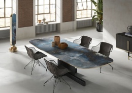 Łazienka z dekoracyjną ścianą ze spieku Thunderstorm OC05 i wolnostojącą wanną.