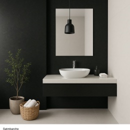 Łazienka w nowoczesnym stylu z ciemnymi blatami z konglomeratu Lapis w kontraście do białych elementów wyposażenia.