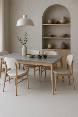 Jadalnia w stylu minimalistycznym z drewnianym stołem i blatem z konglomeratu kwarcowego Lino, otoczona jasnymi krzesłami.