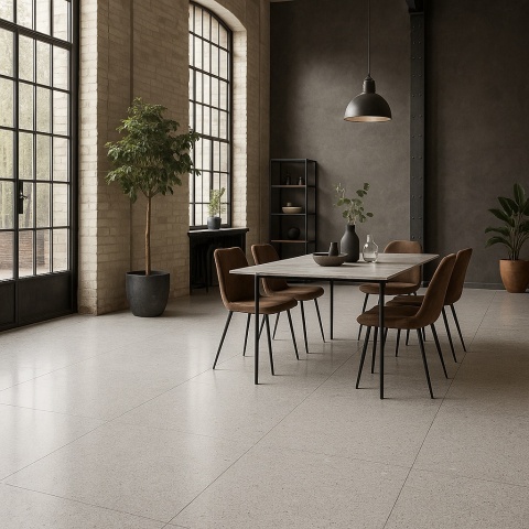 Loftowe wnętrze z podłogą wykończoną konglomeratem Santamargherita Lotus, łączące industrialny charakter z nowoczesnym stylem.