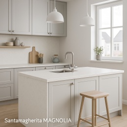 Skandynawska kuchnia w chłodnych odcieniach z białymi szafkami i blatem z konglomeratu Santamargherita Magnolia.