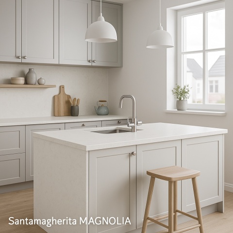 Skandynawska kuchnia w chłodnych odcieniach z białymi szafkami i blatem z konglomeratu Santamargherita Magnolia.