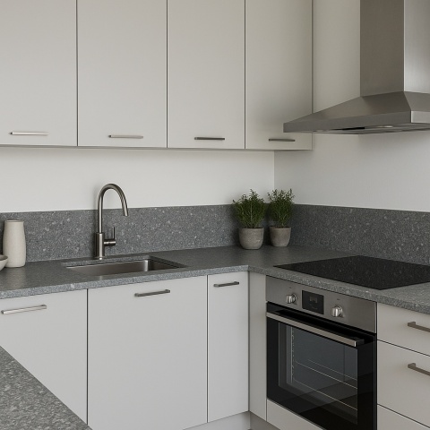 Nowoczesna kuchnia z blatami i panelem Santamargherita Milano w szarej tonacji z drobnymi marmurowymi wtrąceniami.