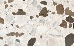 Palladio Rialto o kremowo-białym tle urozmaicone zostało dużymi i średnimi wtrąceniami w odcieniach brązu, beżu, szarości i biel