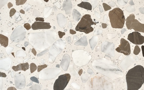 Palladio Rialto o kremowo-białym tle urozmaicone zostało dużymi i średnimi wtrąceniami w odcieniach brązu, beżu, szarości i biel