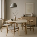 Japandi jadalnia z kamiennym stołem w beżowym odcieniu, drewnianymi krzesłami i minimalistycznym wystrojem w chłodnych barwach