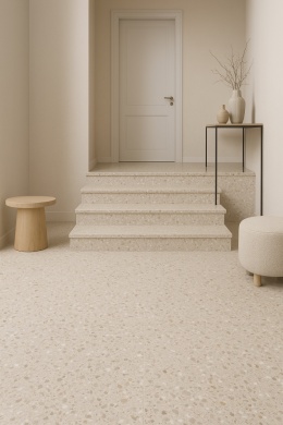 Eleganckie wnętrze przedpokoju z jasną posadzką i schodami wykończonymi konglomeratem Palazzo Maffei, prowadzącymi na piętro.