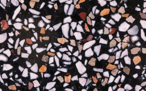 Palazzo Pisani o czarnym tle, z fragmentami białego marmuru oraz  w ciepłych odcieniach złota, ochry i czerwieni.