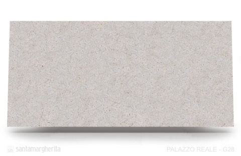 Palazzo Reale w odcieniach delikatnej bieli i jasnej szarości, wzbogacony naturalnymi kamieniami w różnych tonacjach