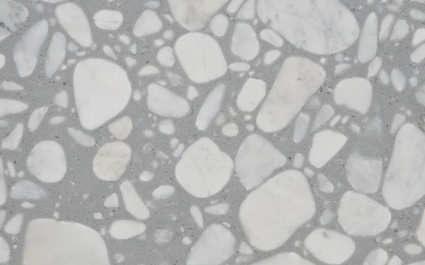 Palladio Griso o chłodnej, szarej bazie, zdobionej dużymi, nieregularnymi wtrąceniami marmurowymi w odcieniach bieli