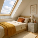 Przytulne poddasze z oknem dachowym, parapetem i szafką nocną pokrytą konglomeratem Santamargherita Palladio Griso
