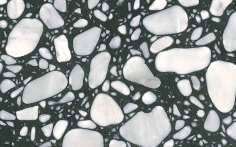 Palladio Moro  o  grafitowo-czarnej bazie, w której zatopione są duże i średnie wtrącenia marmurowe w odcieniach bieli.