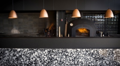 Blat roboczy -Palladio Moro  o  grafitowo-czarnej bazie, w której zatopione są duże i średnie wtrącenia w odcieniach bieli.