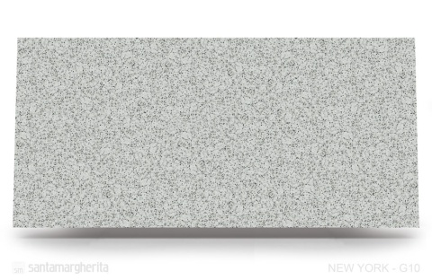 New York o jasnoszarym tle, przełamanym wyraźnymi wtrąceniami w odcieniach bieli, antracytu i grafitu.