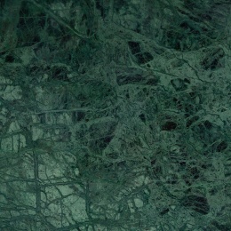 Verde Guaco to kamień o ciemnozielonej, głębokiej bazie, pełnej kontrastowych żył i przebarwień w odcieniach bieli