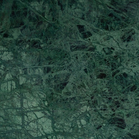 Verde Guaco to kamień o ciemnozielonej, głębokiej bazie, pełnej kontrastowych żył i przebarwień w odcieniach bieli