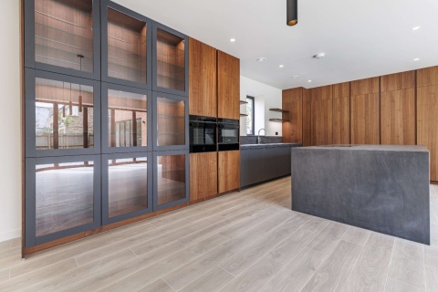 Nowoczesna kuchnia z wyspą wykończoną w Dekton Bromo – elegancki, ciemnoszary akcent.