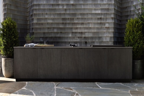 Nowoczesna kuchnia ogrodowa wykończona w Dekton Bromo, trwała i odporna na warunki atmosferyczne