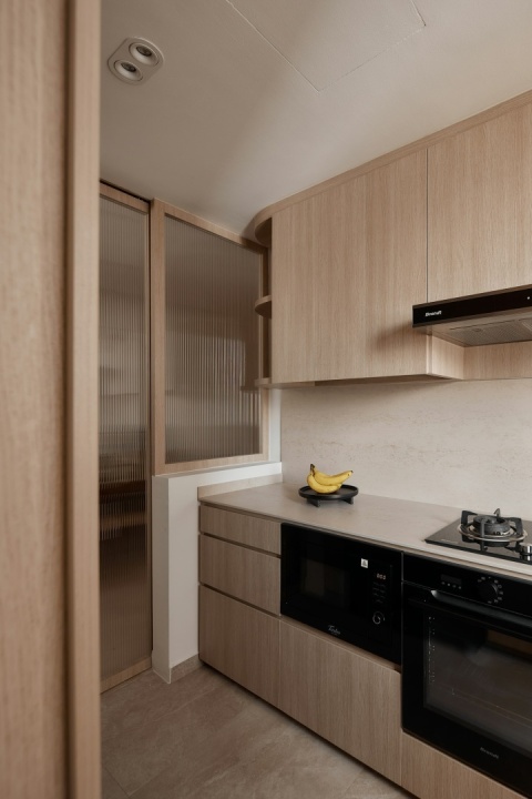 KUchnia - ściany ze spieku Dekton Danae w beżowym odcieniu dopasowane do mebli