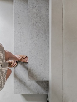 Stopnie z Dekton Keon w matowym wykończeniu Grip+, nowoczesne i antypoślizgowe rozwiązanie do wnętrz