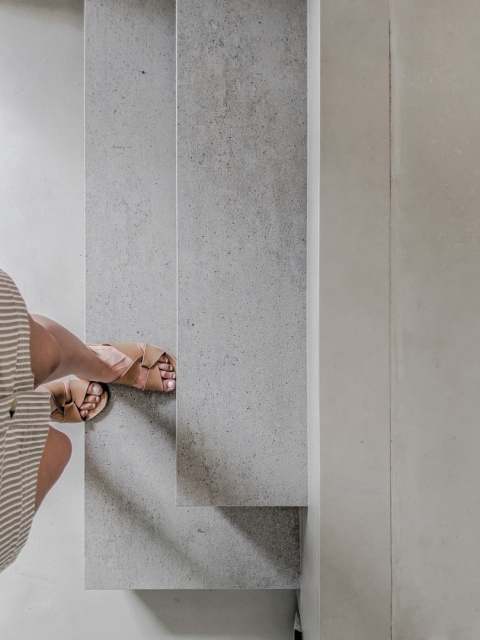 Stopnie z Dekton Keon w matowym wykończeniu Grip+, nowoczesne i antypoślizgowe rozwiązanie do wnętrz