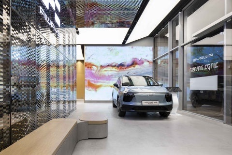 Podłoga z Dekton Kovik w jasnoszarej tonacji – eleganckie i trwałe wykończenie showroomu