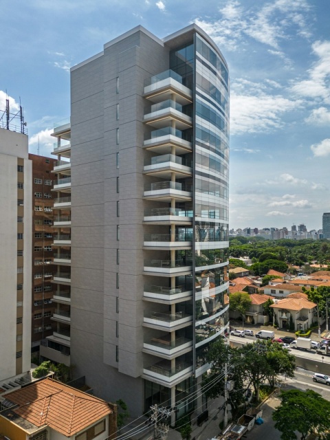 Nowoczesna elewacja z Dekton Kovik – trwały i elegancki materiał w jasnej szarości.