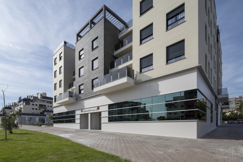 Elewacja budynku wykończona płytami Dekton Moone w jasnej tonacji, elegancka i nowoczesna fasada.