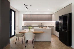 Blat kuchenny z Dekton Moone w matowym wykończeniu, jasny i minimalistyczny akcent wnętrza.