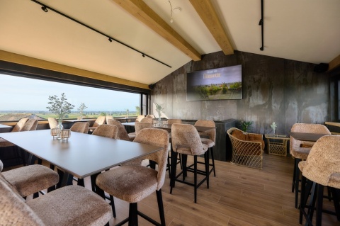 Restauracja z eleganckim wnętrzem, ściany wykończone Dekton Trilium w matowym industrialnym stylu