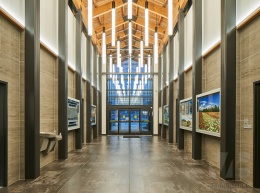 Hol wejściowy wyłożony płytami Dekton Trilium w matowym wykończeniu o industrialnym charakterze