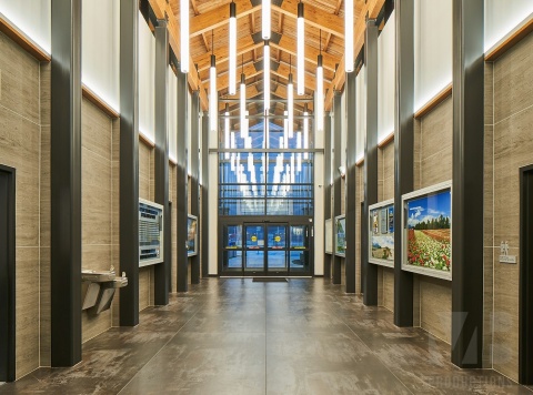 Hol wejściowy wyłożony płytami Dekton Trilium w matowym wykończeniu o industrialnym charakterze