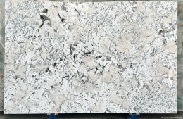 Płyta granitu Andorra w odcieniach bieli i szarości z ciemnym żyłkowaniem, wykończenie polerowane