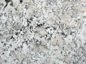 Zbliżenie powierzchni granitu Andorra – białe i szare kryształy z kontrastującymi ciemnymi akcentami.
