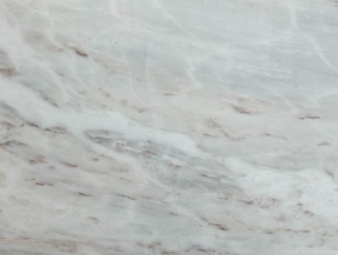 Zbliżenie marmuru Alpine White – jasna powierzchnia z delikatnym żyłkowaniem w szarych i beżowych tonach