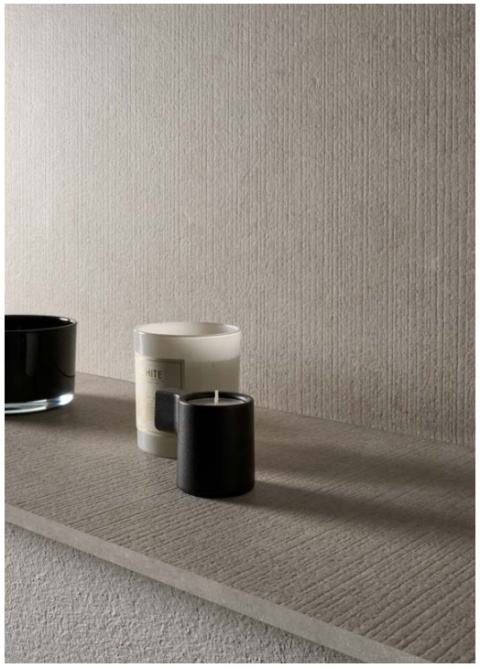 Ściana i półka wykończona spiekiem Infinity Arkeon Fossil Row Matte z charakterystyczną strukturą równoległych pasów.