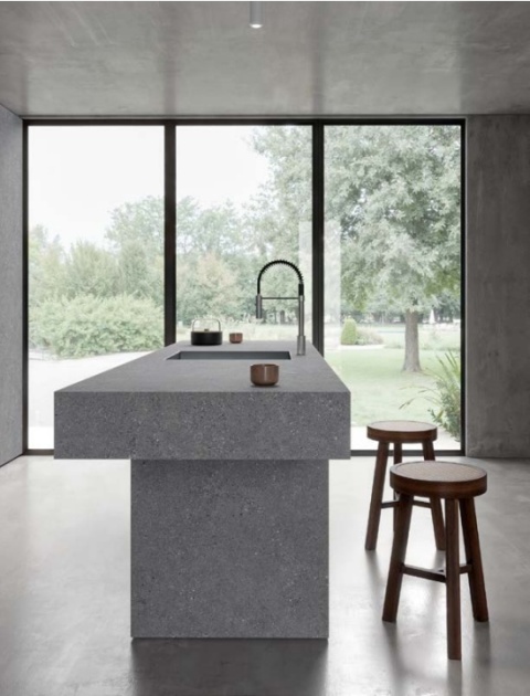 Nowoczesna kuchnia z wyspą wykończoną spiekiem Infinity Arkeon Sandstone Grey Matte w chłodnej szarości.