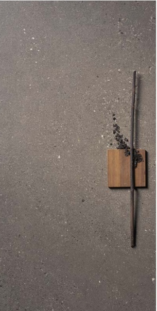 Powierzchnia spieku Infinity Arkeon Sandstone Warm Matte w odcieniu ciepłej szarości z subtelną strukturą piaskowca