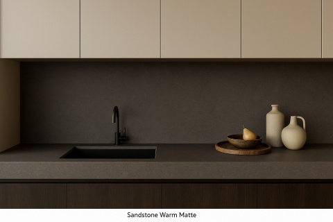 Nowoczesna kuchnia z blatami i ścianą wykończoną spiekiem Infinity Arkeon Sandstone Warm Matte w ciepłej szarości.