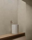 Minimalistyczna łazienka z umywalką i ścianą wykończoną spiekiem Infinity Arkeon Plaster Bone Matte