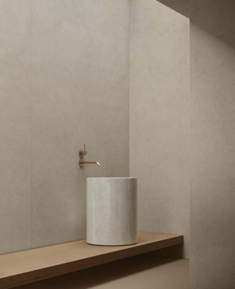 Minimalistyczna łazienka z umywalką i ścianą wykończoną spiekiem Infinity Arkeon Plaster Bone Matte