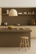 Kuchnia - wyspa kuchenna, blaty i  okładzina ścienna wykonana ze spieku Plaster Ash