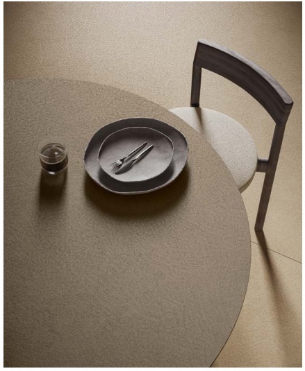 Blat stołu wykonany z Plaster Ash