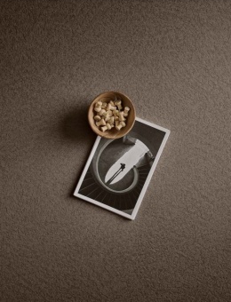 Przybliżenie na płyte Plaster Warm to ciemny, ale ciepłt odcień brązu, inspirowany naturalnym tynkiem