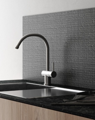 Nowoczesna kuchnia z czarnym blatem i panelem z Hyle Juta jako eleganckie tło