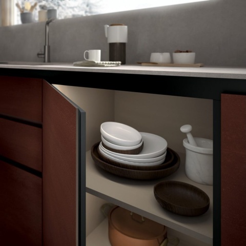 Loftowa kuchnia z półkami wykończonymi w spieku Metal Corten, ozdobionymi naczyniami i roślinami.