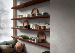 Loftowa kuchnia z półkami wykończonymi w spieku Metal Corten, ozdobionymi naczyniami i roślinam