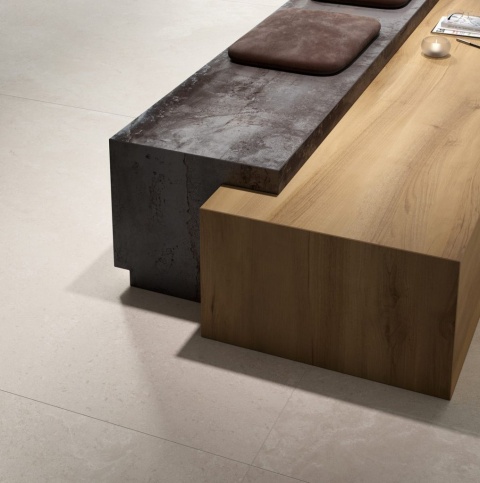 „Industrialna ława ze spieku Infinity Metal Dark zestawiona z drewnem i minimalistycznymi dodatkami.